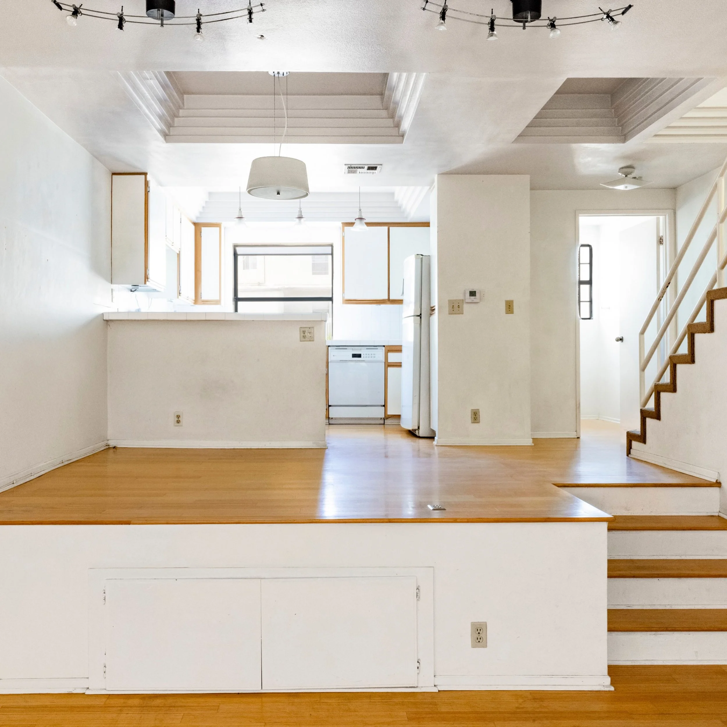 Just listed and open today in Venice. A light filled townhome just steps from the beach. All the possibilities to create something your own. 

Offered at $1,275,000 

Message for details✨