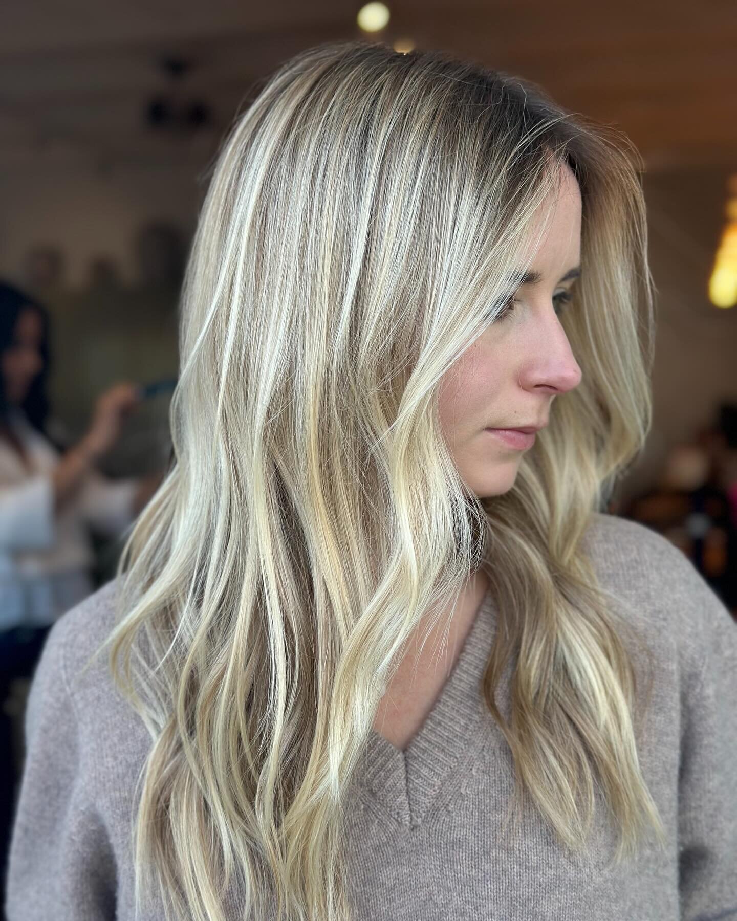 Sometimes all you need is a good cut to start the weekend off on a good note 🤩

We love this cut by @nathansmithhair 

#ciesalon #cieacademymalibu #blondebalayage #beachwaves #malibu #redken #redkenshadeseq #loreal #lorealpro