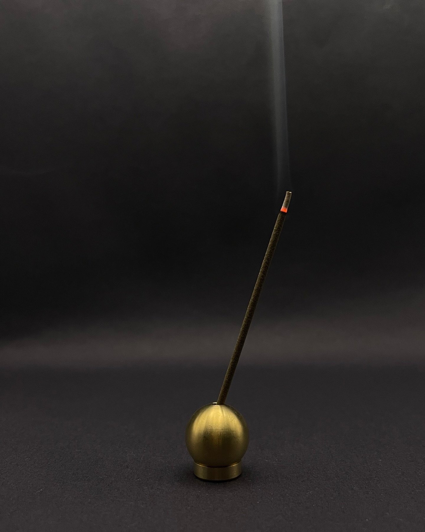 A small but weighty sphere that stabilizes your Japanese incense while it burns. A 2-piece incense holder in which the angle of the incense stick can be adjusted to your preference by rolling the sphere on the ring stand.