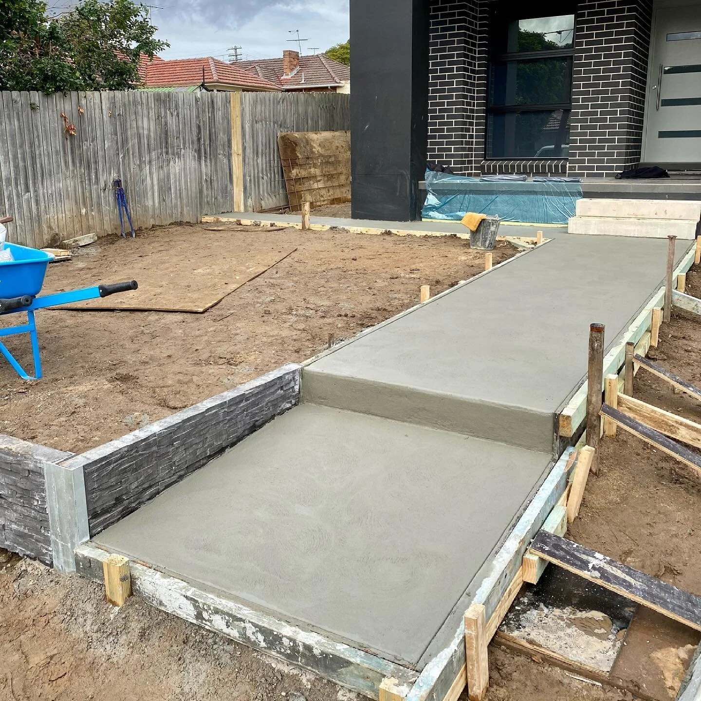 Like pigs in mud today (literally) finishing this front entrance path and back shed slab
@birdsbackyard_landscapes 

#njlconcreting #sutherlandshirebusiness #localconcreter #concretepath #concreteslab #residentialconcrete