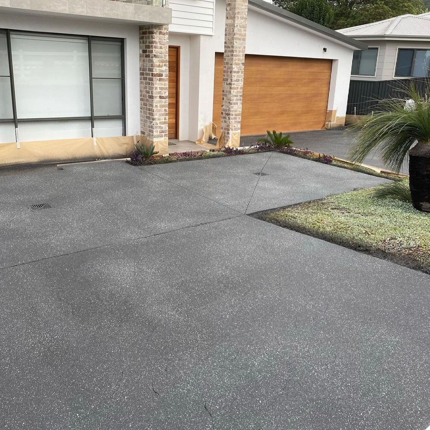 Corrimal Project

Driveway and side path resurfaced using spraycrete. 
Swipe for before pics 👉🏻

Colour: Gunmetal with an off white fleck from @designer_concrete_coatings_ 

#njlconcreting #concreteresurfacing #spraycrete #concretedriveway #concret