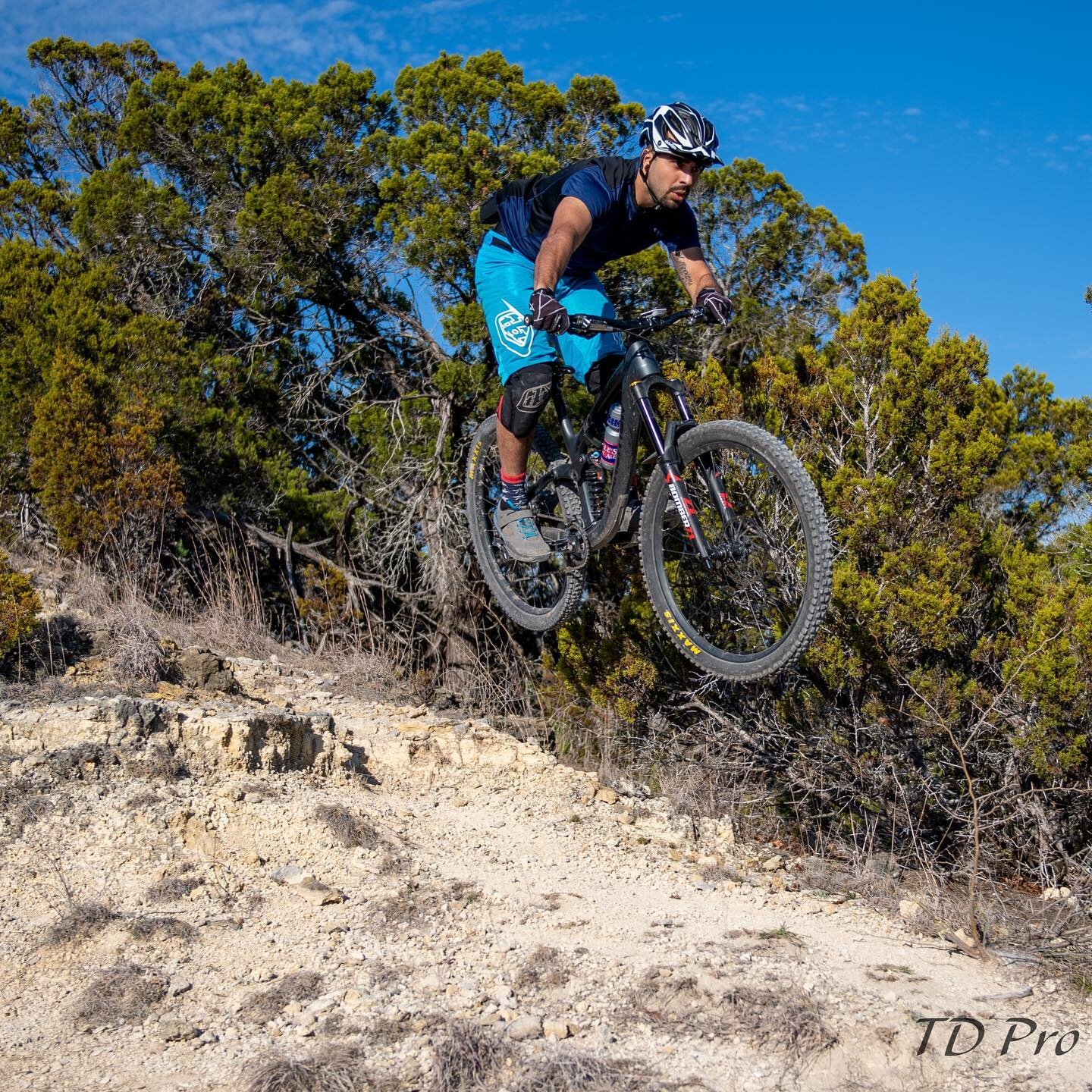 John @blowntaint Anderson sending it in this flashback from last years Dino Enduro at Dinosaur Valley State Park. Round 3 coming in 🔥 on March 7!  #dinoenduro #dinosaurvalleystatepark #set #southernendurotour 
📸 @tdprophoto