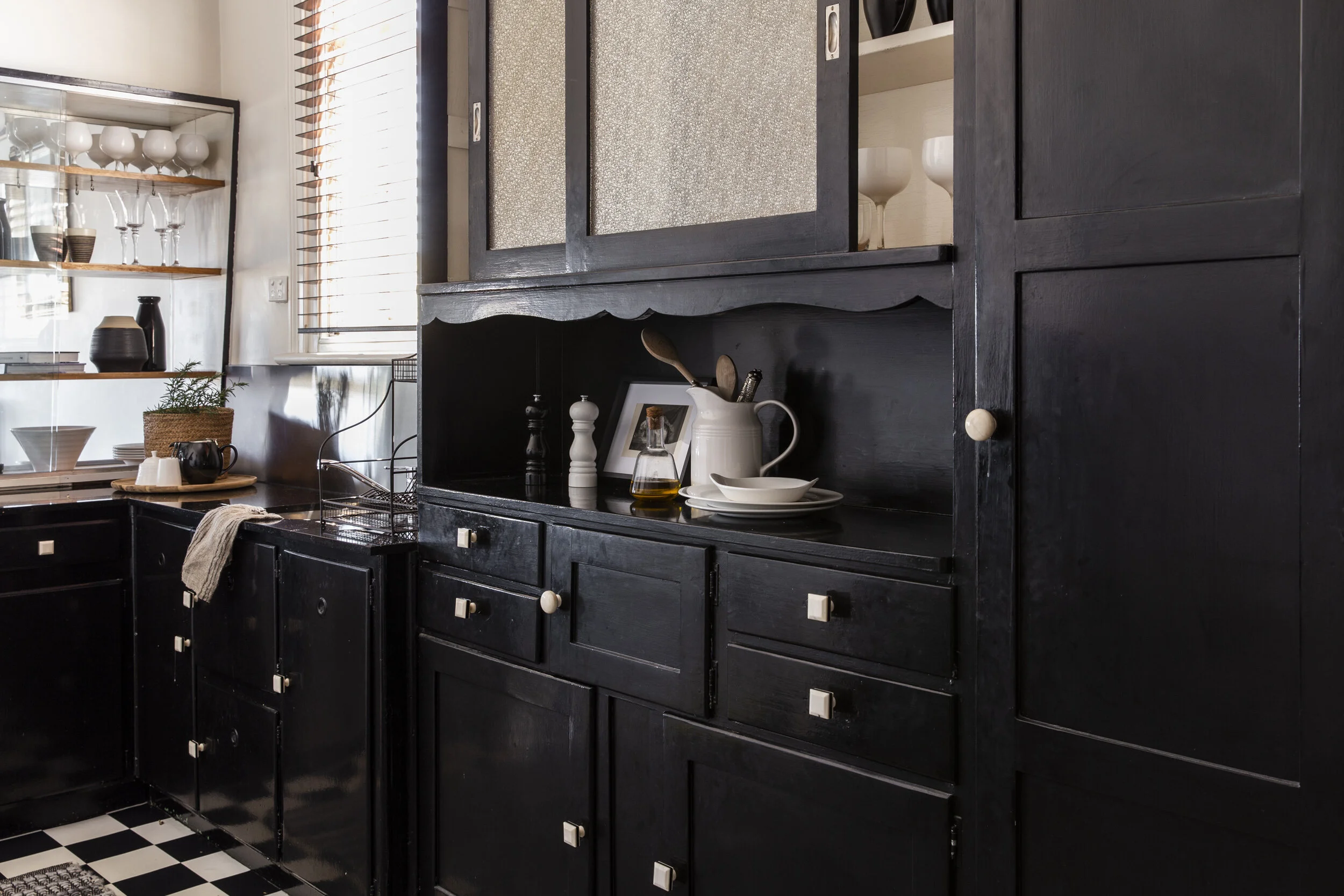 Well equiped retro kitchen