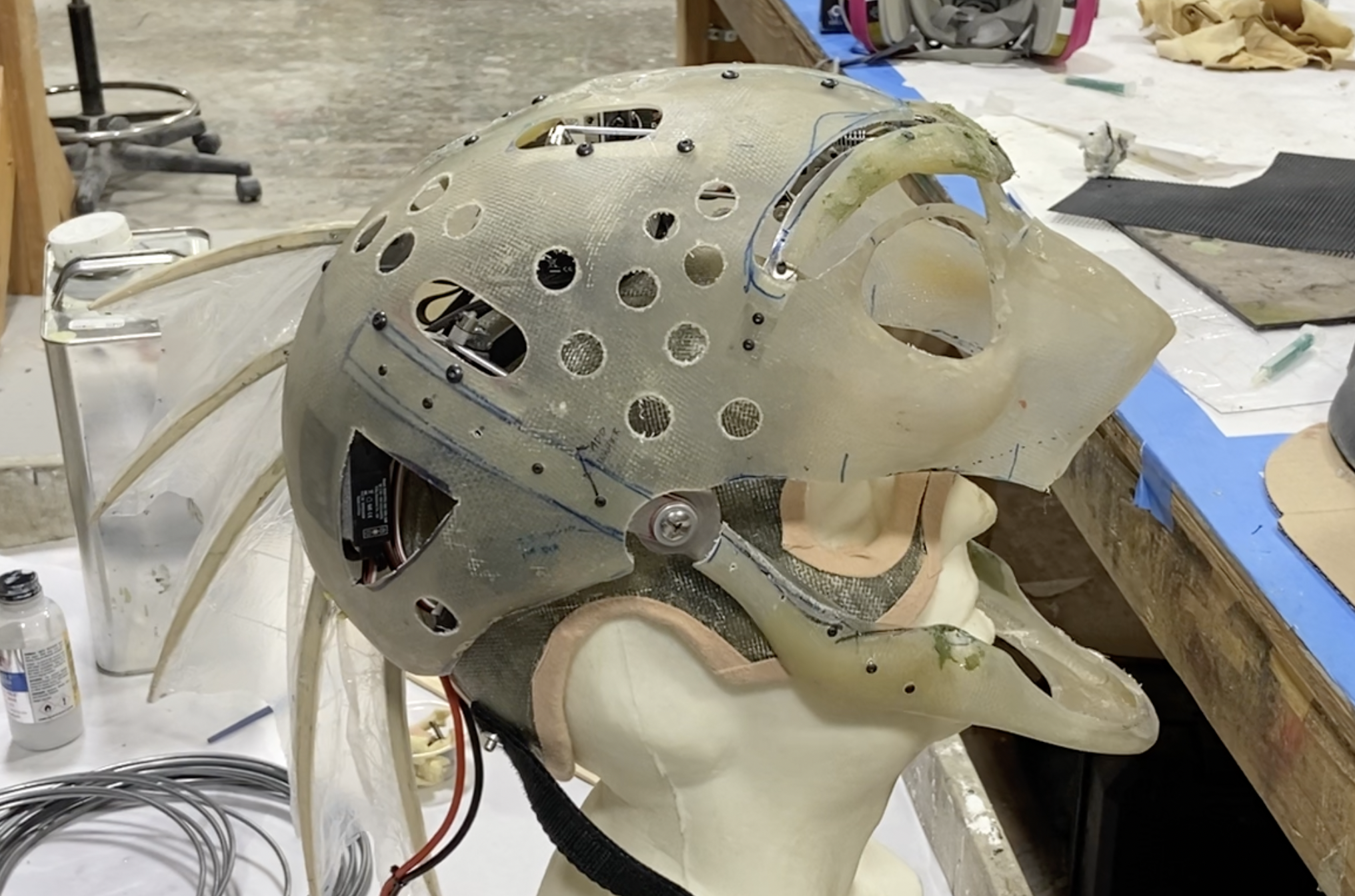 The mechanical underskull built to fit over the performer's head, and under creature skin.