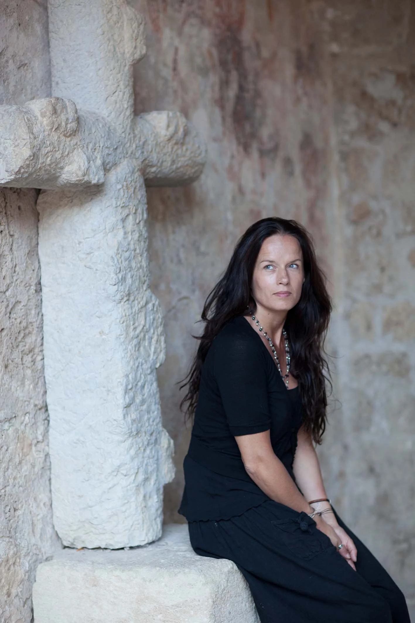 Som om hennes blotta närvaro vore orsaken till hans kamp. 