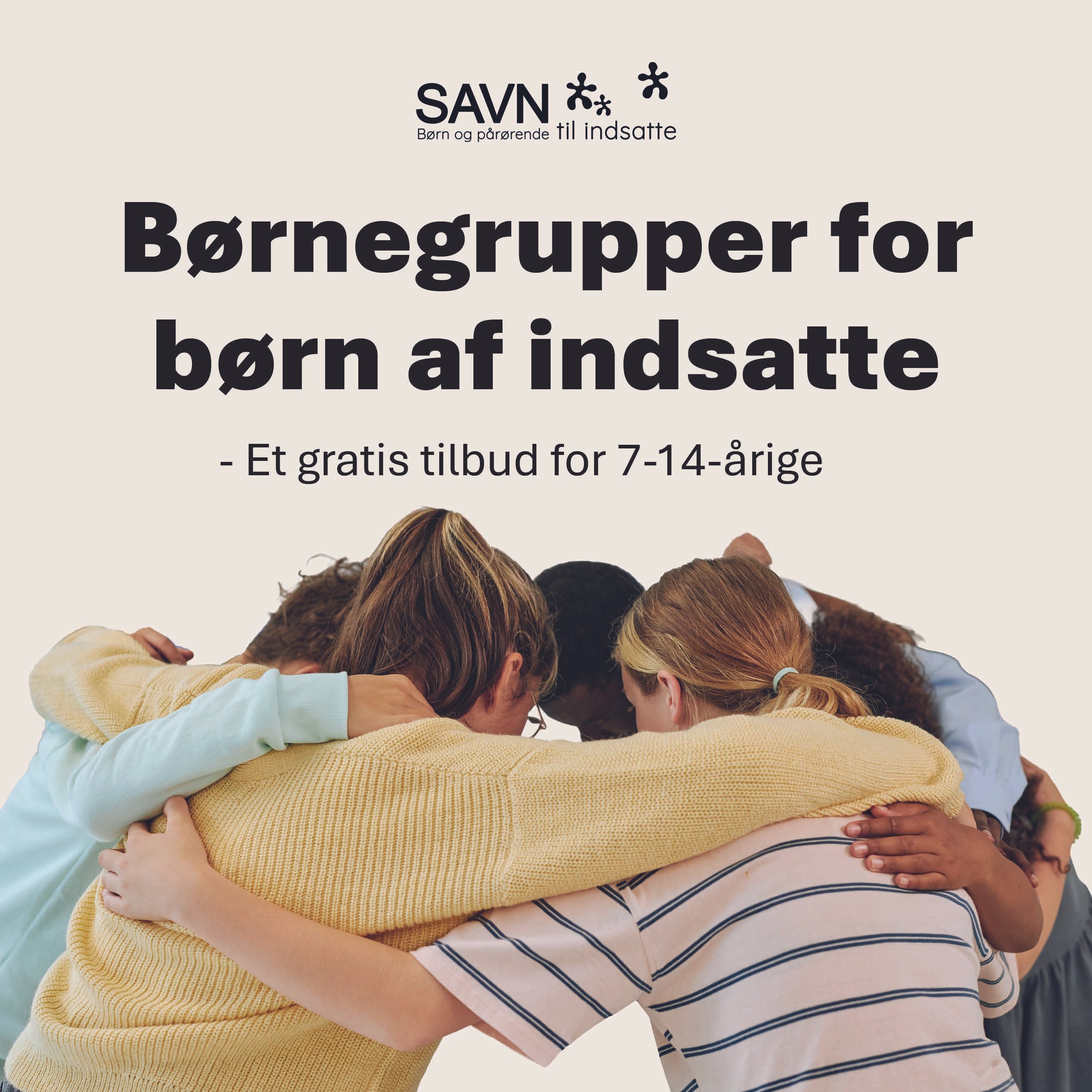 Forside af hæfte for børnegrupper, hvor 5 børn holder om hinanden