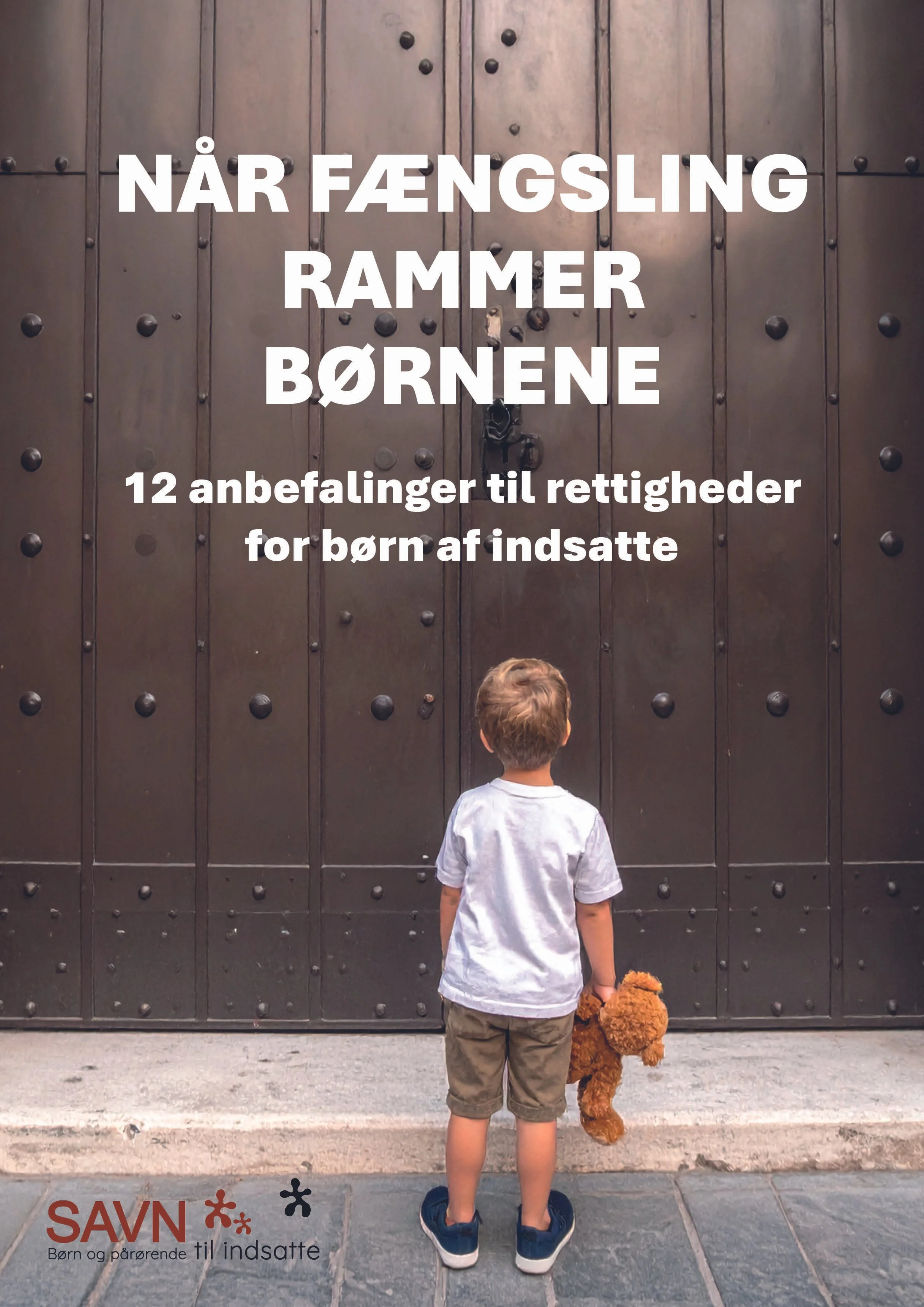 Forside af rapporten "Når fængsling rammer børnene", der forestiller en lille dreng med en bamse i hånden, der står med ryggen til og kigger op på en stor lukket port