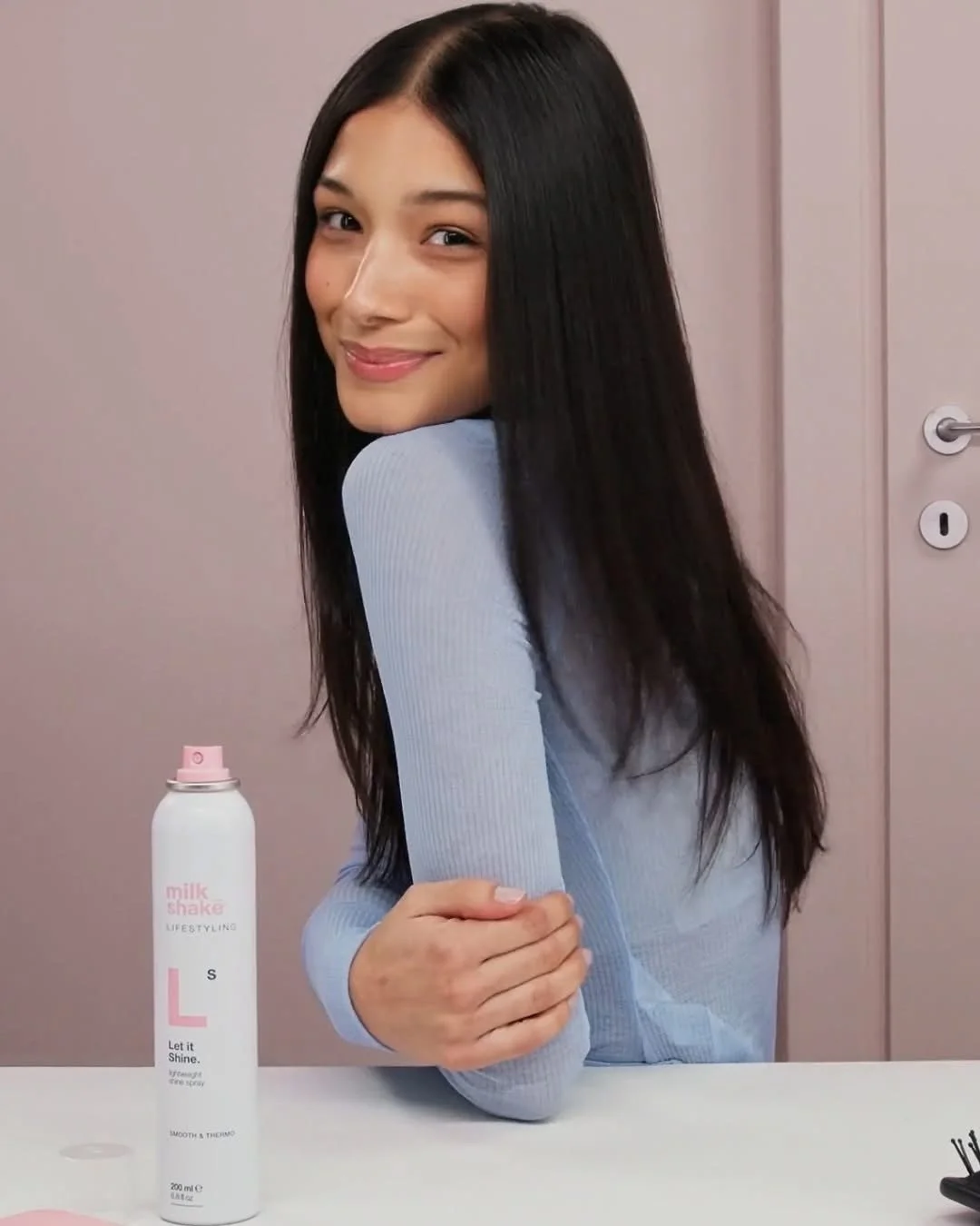 She&rsquo;s sleek, she&rsquo;s glossy, she&rsquo;s from the new Lifestyling range.
This ultra-light spray adds instant gloss, tames flyaways, and makes every strand sparkle with zero heaviness. ✨