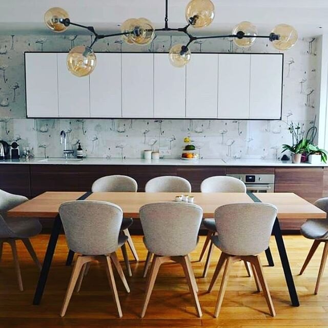 Une Table 'Pi' par designer Roderick Fry #madeinfrance #designneozelandais #fabriqueenfrance #architectedinterieur disponible chez @moaroom_paris et merci @a_comme_archi pour le photo
