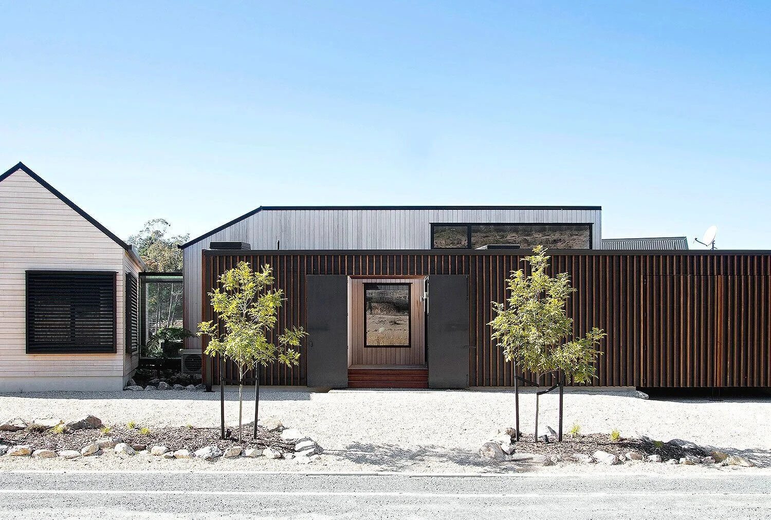 Redbox Architects &amp; Jason Frater - Building outside the box&nbsp;Photography Dominique WhiteIt’s simple beach living really with clean lines and natural products.