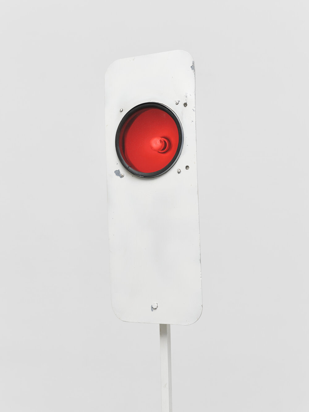  Signal, 1964. Painted iron, electrical circuit and light 993/16x1415/16 x1415/16 in.(252x38 x 38 cm) © Takis Foundation.   Photo © White Cube (Theo Christelis) 