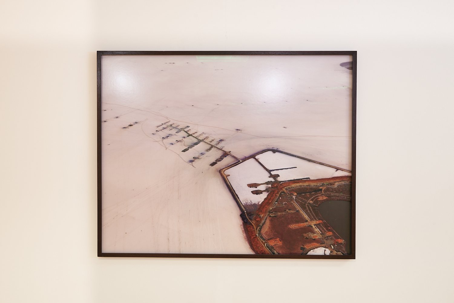  ‘Silver Lake Operations #15, Lake Lefroy, Western Australia’, 2007 by Edward Burtynsky (currently shown at GIANT Gallery, on loan from Flowers Gallery). ©️ Edward Burtynsky. All rights reserved. Exhibition photography by Ed Hill for GIANT. 