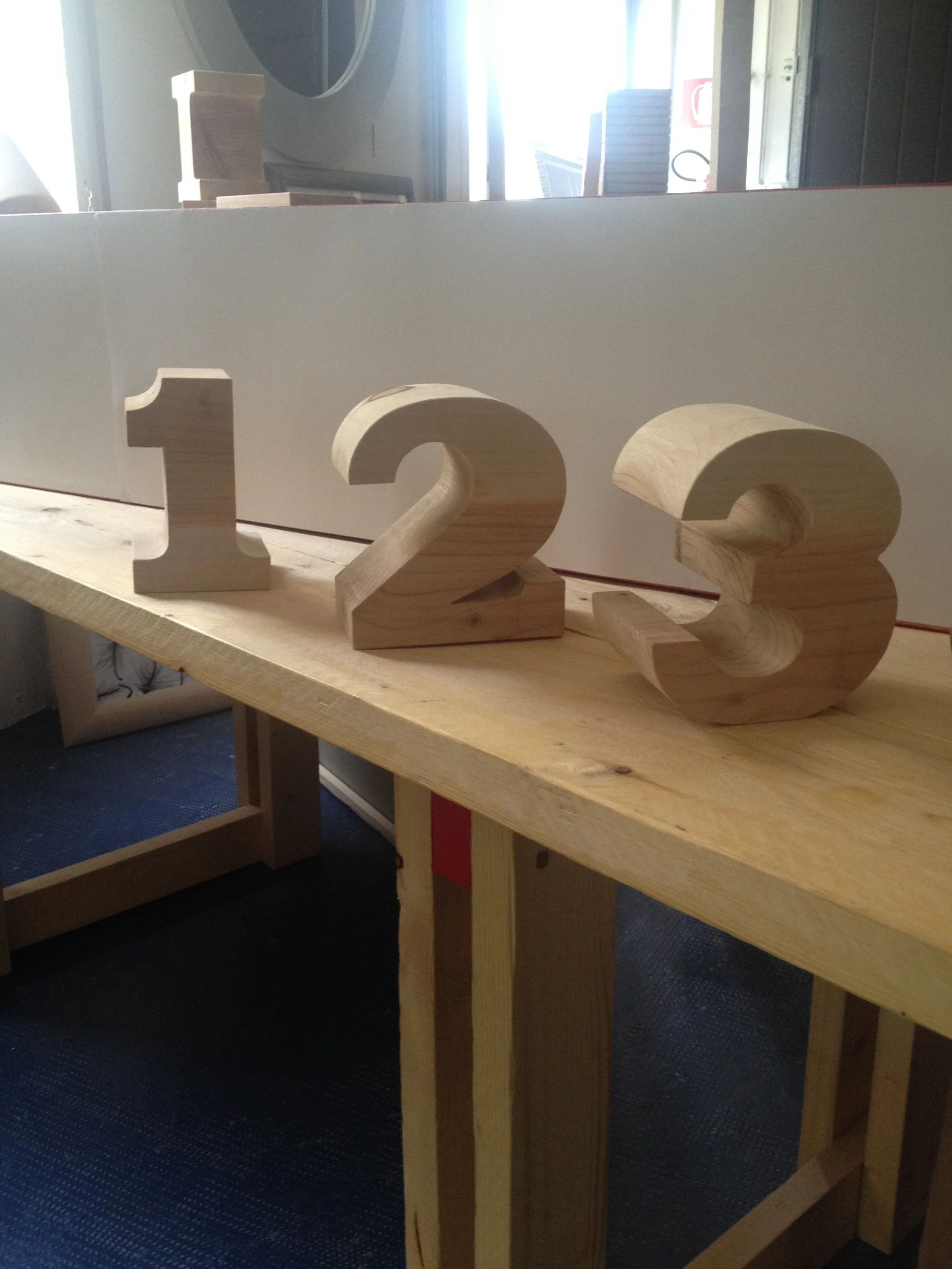 numeri in legno