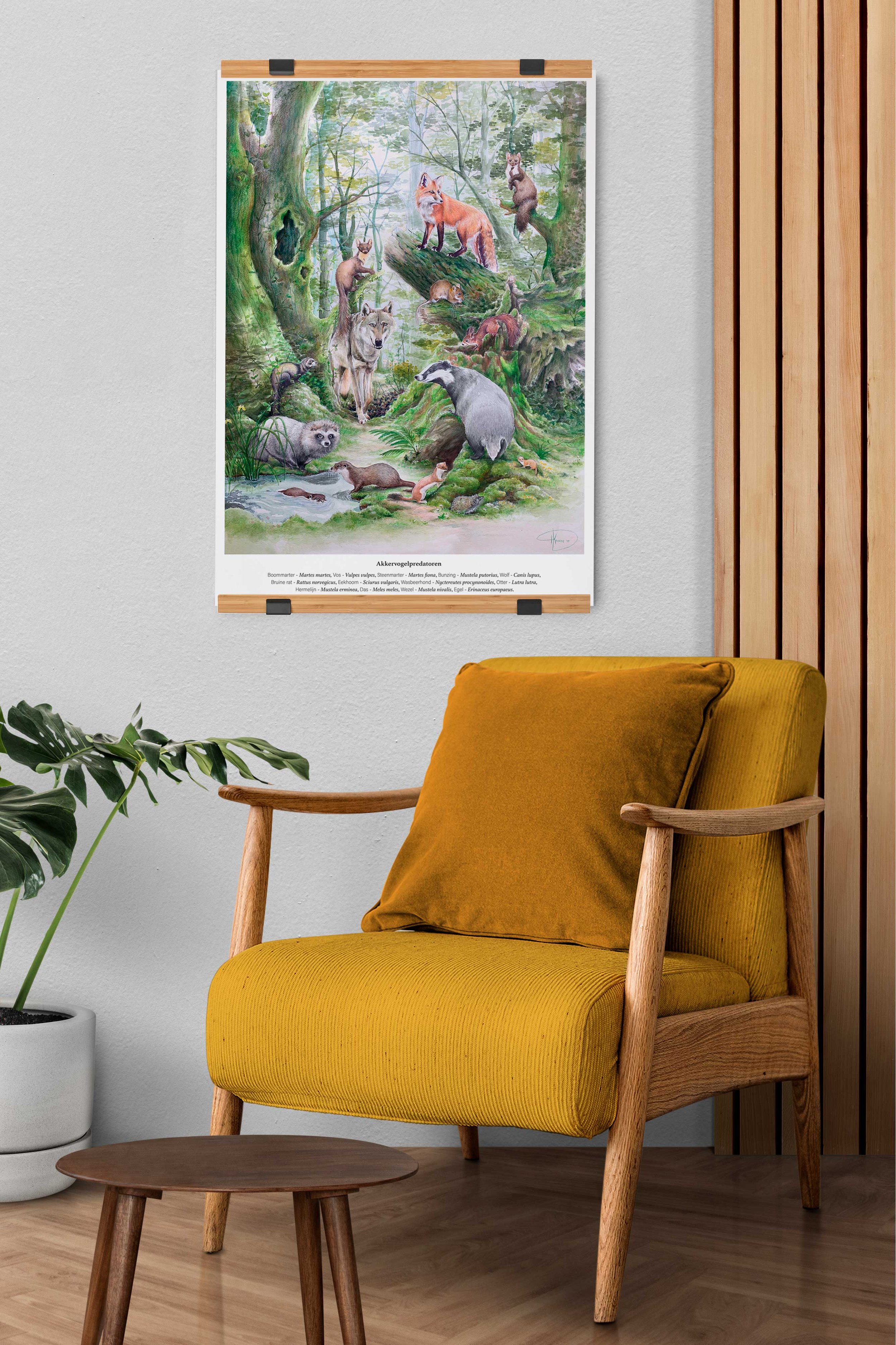 Een wandposter van een natuurillustratie met verschillende wilde dieren, inclusief beren, vossen, otters en andere zoogdieren, in een bosrijke omgeving, aan een witte muur hangen.