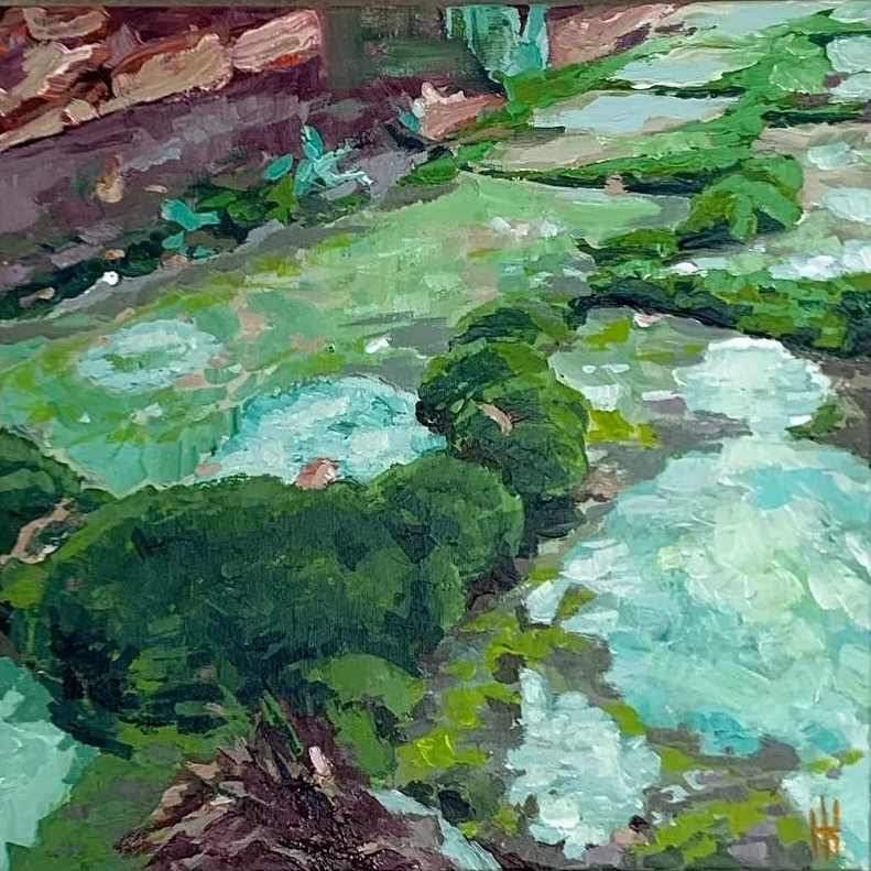 Schilderij van een tuin met waterlelies en groenblijvende planten langs een waterkant, in impressionistische stijl.