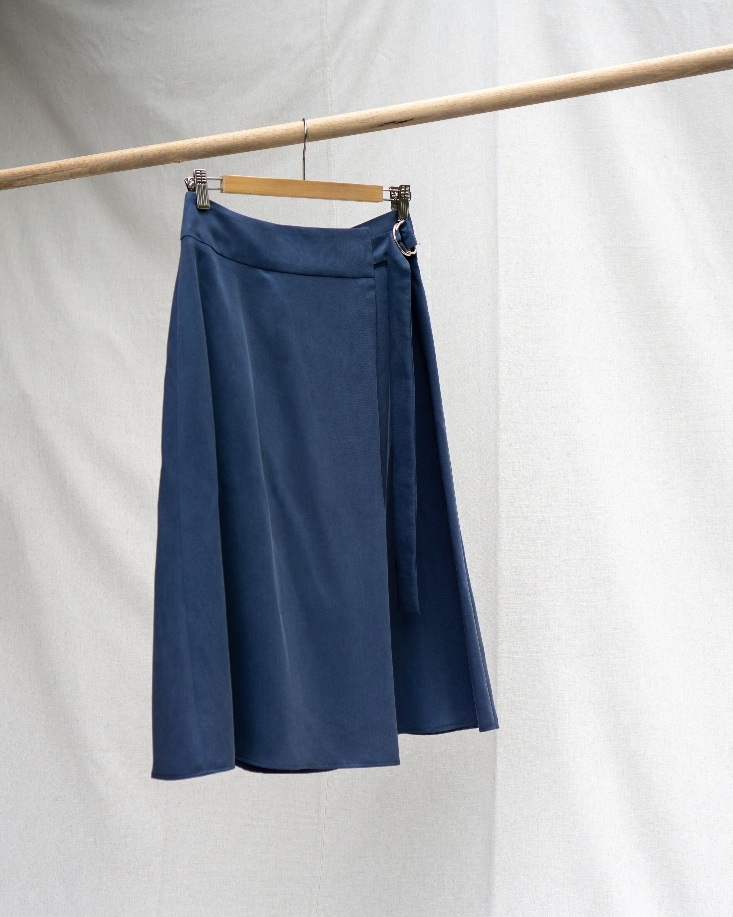 #12_hangend_rok_blauw-4-5-sRGB.jpg