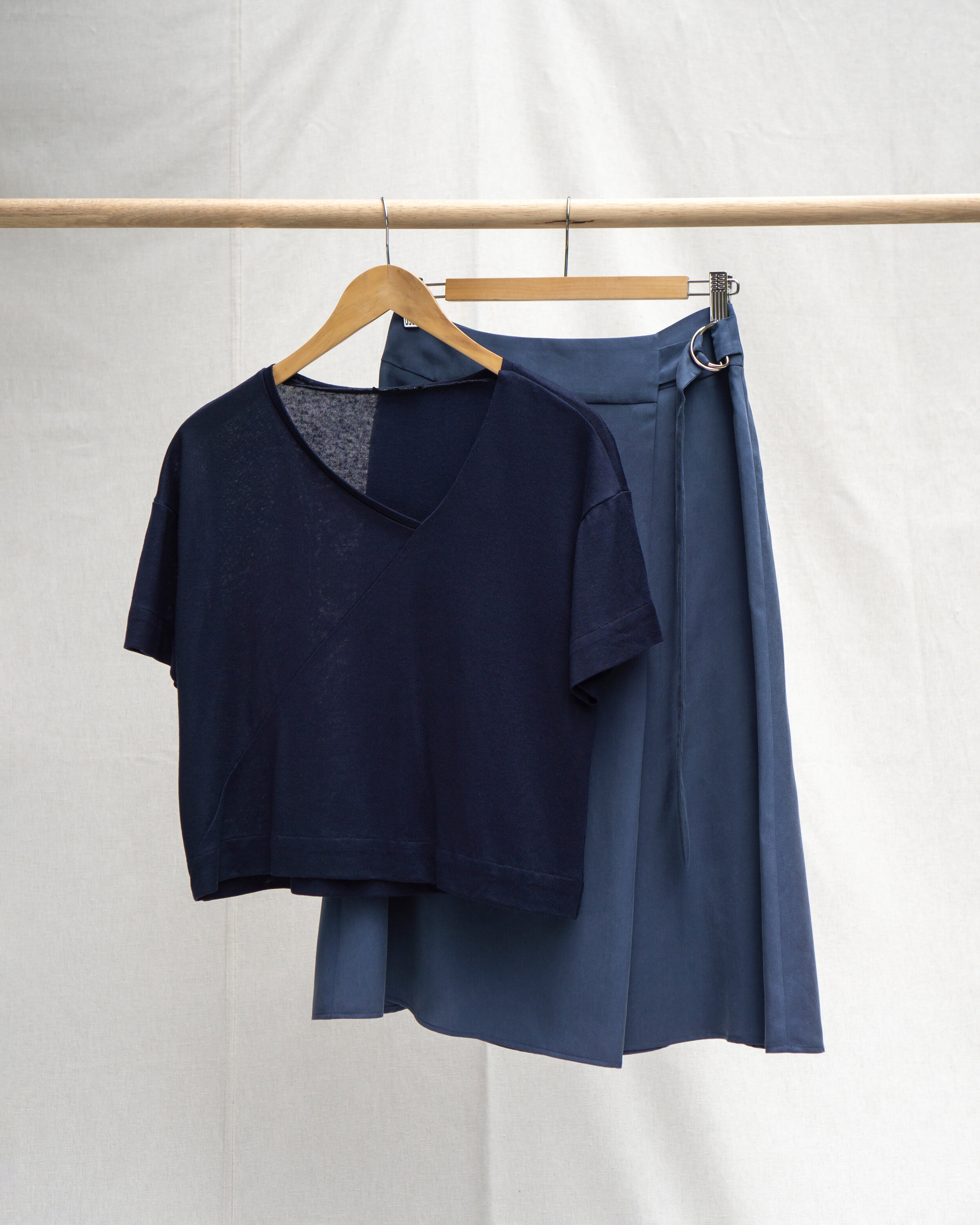 #12_hangend_top-blauw_rok_blauw-4-5-sRGB.jpg
