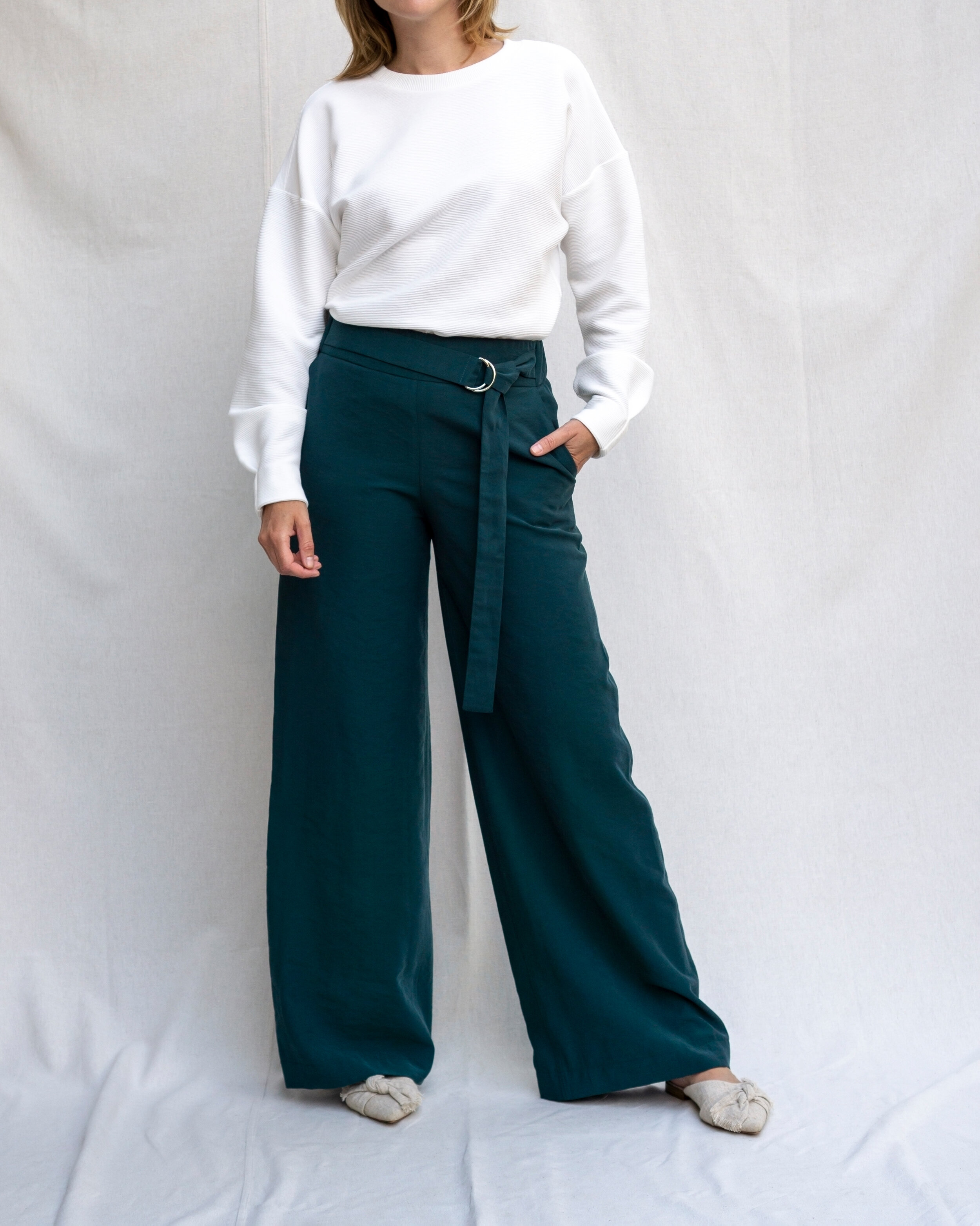 #12_aan_sweater-wit-broek-dgroen-4-5-sRGB.jpg