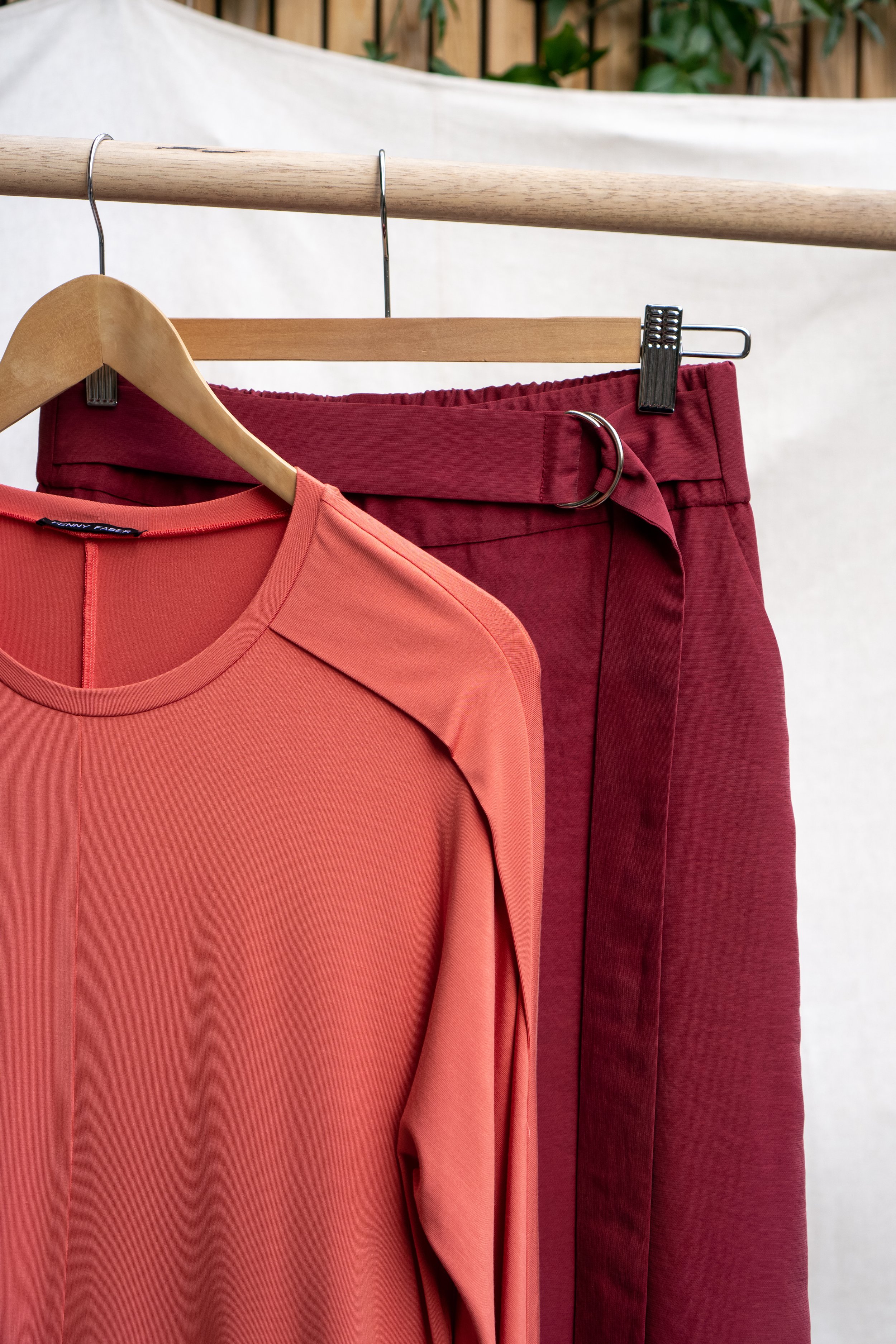 Hangend_2-3_longsleeve+broek-drood1.jpg