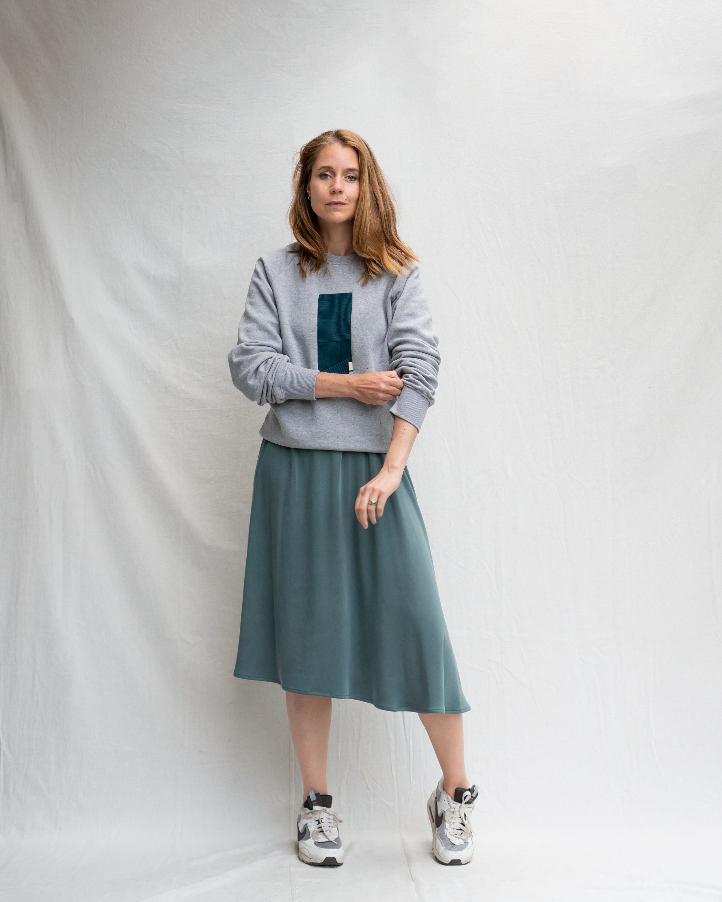 Sweater-grijs-v-rok-groen_2a.jpg