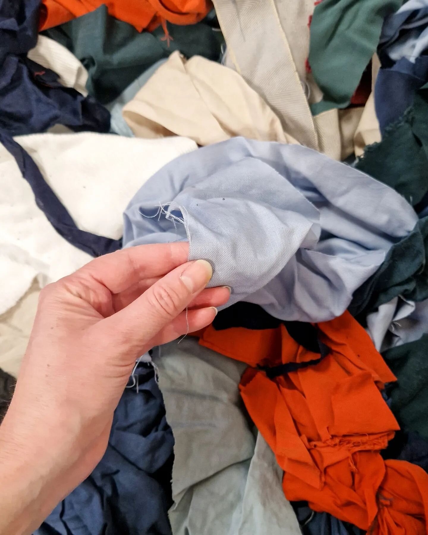 What to do with fabric/cutting waste?⁠ Check out the next photo's
⁠
In clothing production, you almost always end up with scraps. Unfortunately, this is unavoidable, but we can explore how to make the most of it. Here's what we do with them:⁠
⁠
Photo