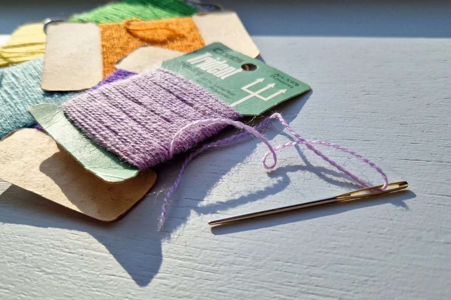 Save the date: workshops Visible Mending, 8 &amp; 11 oktober via @up_utrecht⁠
⁠
Tekst Up Utrecht:⁠
👖✨ Kapotte kleding? Maak het uniek! ✨👕⁠
⁠
Heb je een lievelingsshirt met een scheur, of een broek met een gat waardoor je &lsquo;m niet meer draagt? 