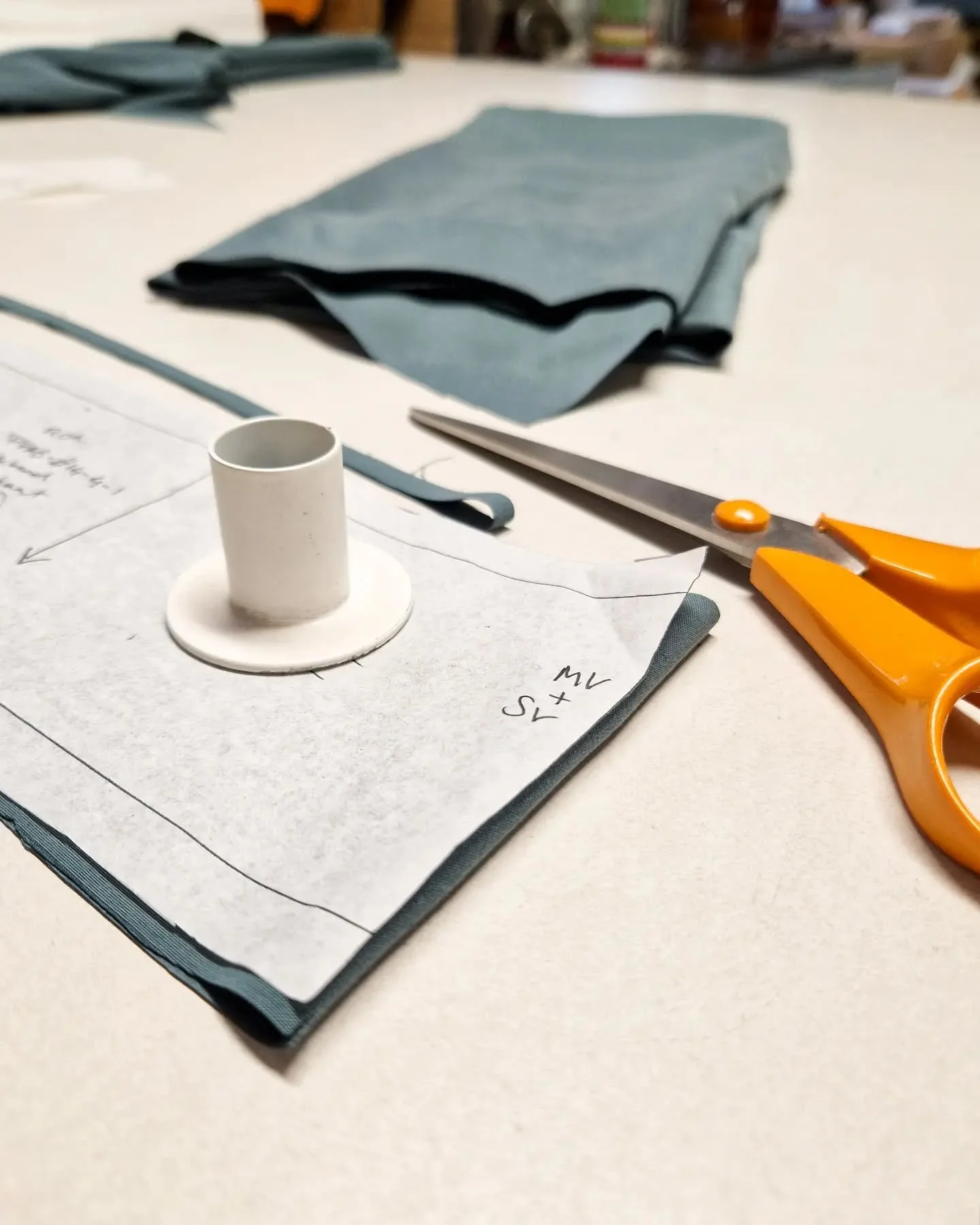 Ontdek de mogelijkheden van maatwerk!
Bezoek de 'Custom Made' pagina op mijn website (link in bio) om meer te weten te komen.
Of je nu op zoek bent naar een unieke look voor een bruiloft, festival, evenement of andere gelegenheid, of een item uit m