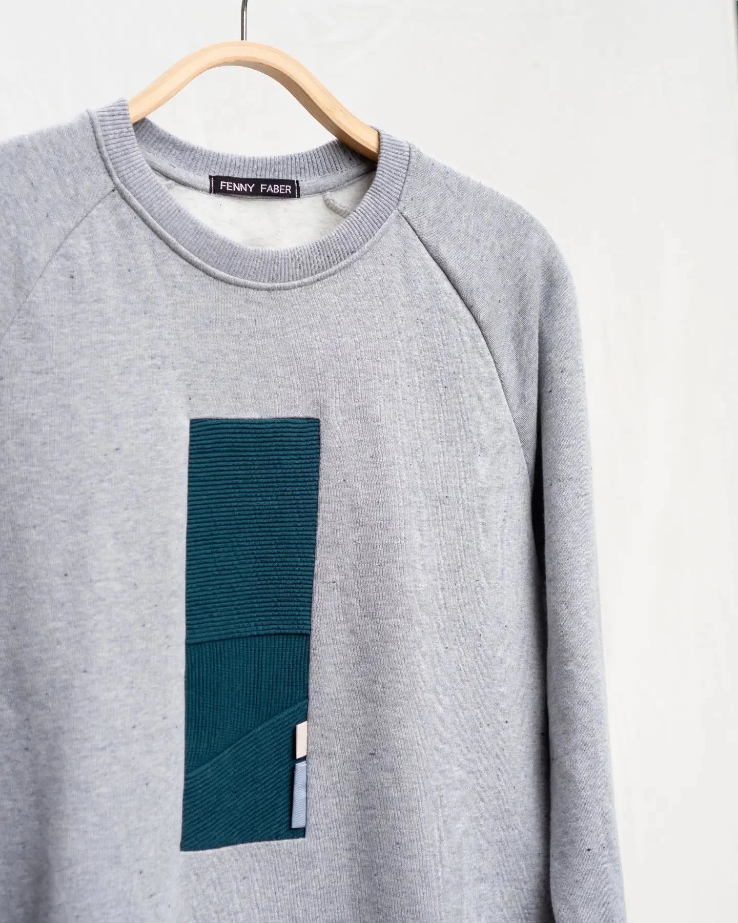 Upcycling 🌿⁠
Heb jij een kledingstuk dat je niet meer draagt, maar waar je nog steeds dol op bent? Gooi het niet weg! Ik geef het graag een tweede leven door het te upcyclen tot iets unieks en nieuws. ⁠
Check de custom made pagina op mijn website vo