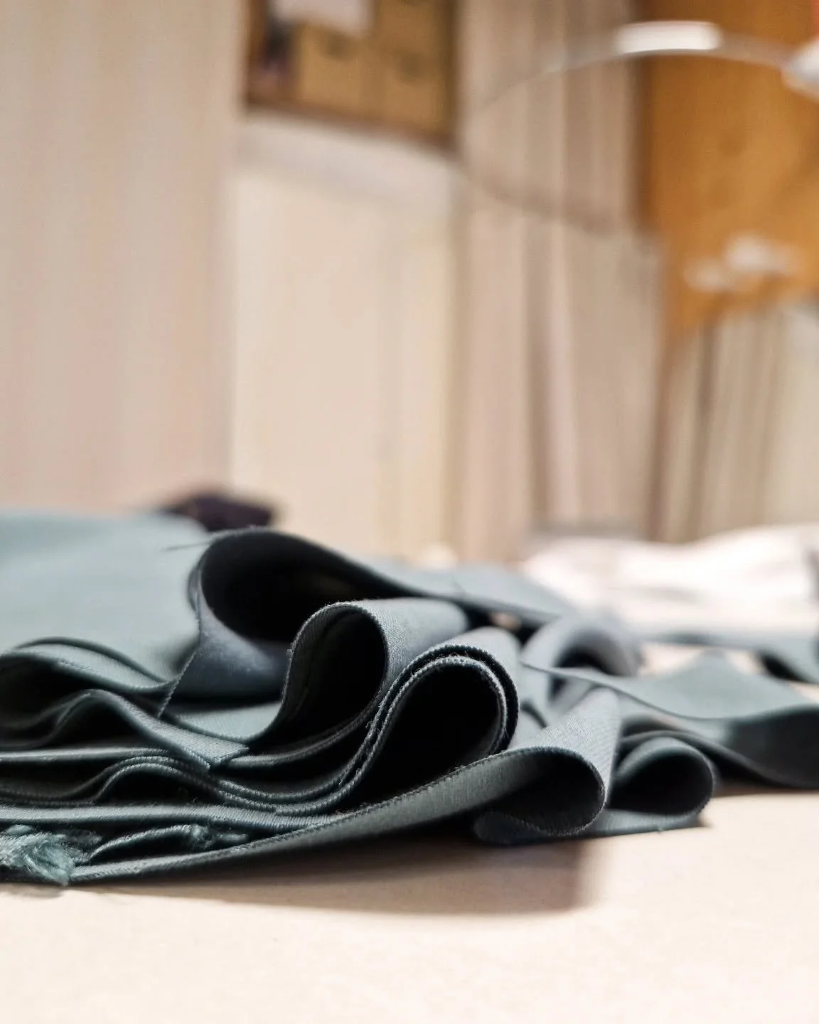 Ontdek de mogelijkheden van maatwerk!⁠
Bezoek de 'Custom Made' pagina op mijn website (link in bio) om meer te weten te komen.⁠
Of je nu op zoek bent naar een unieke look voor een bruiloft, festival, evenement of andere gelegenheid, of een item uit m