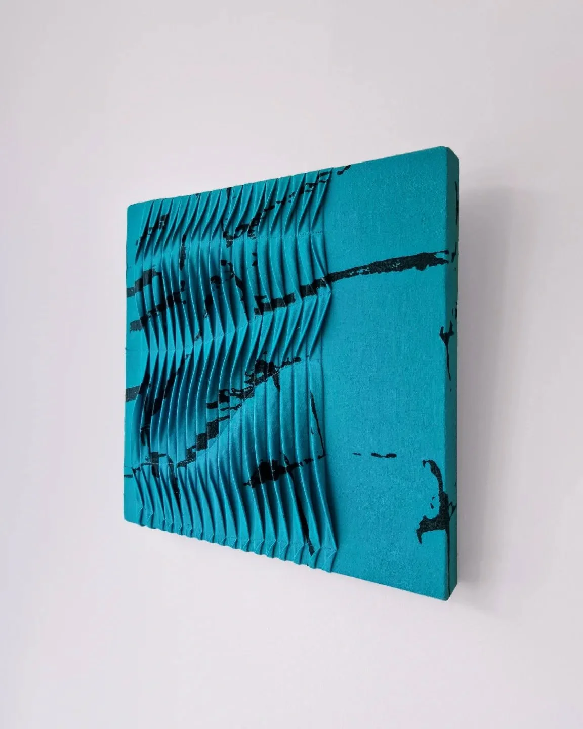 Dit doek draagt verhalen.⁠
Gemaakt van een jasje dat mijn mams droeg toen ze zwanger was van mij. Te verkleurd om te dragen, te waardevol om weg te doen. Door te spelen met de bestaande patronen en plooien toe te voegen kreeg het een nieuw leven als 