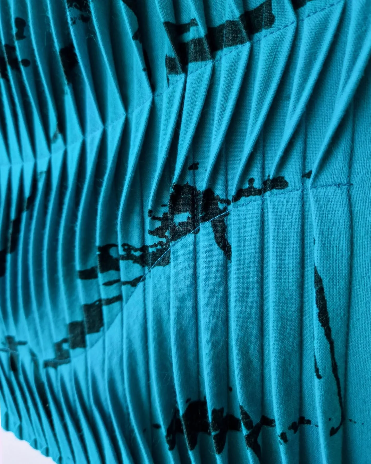 Dit doek draagt verhalen.⁠
Gemaakt van een jasje dat mijn mams droeg toen ze zwanger was van mij. Te verkleurd om te dragen, te waardevol om weg te doen. Door te spelen met de bestaande patronen en plooien toe te voegen kreeg het een nieuw leven als 