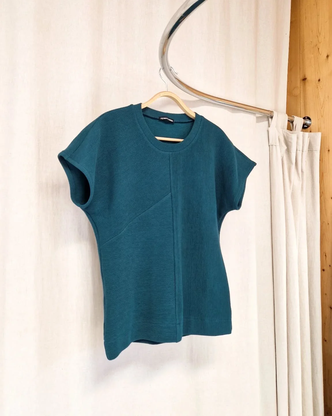 Petrol t-shirt in tricot rib, maar dan met een twist. ⁠
De ribstof loopt in wisselende richtingen, wat zorgt voor een speels visueel effect. Simpel in kleur, bijzonder in detail.⁠
⁠
⁠
⁠
⁠
#sustainablewebshop #slowfashion #duurzamekeuze #forwardfashio
