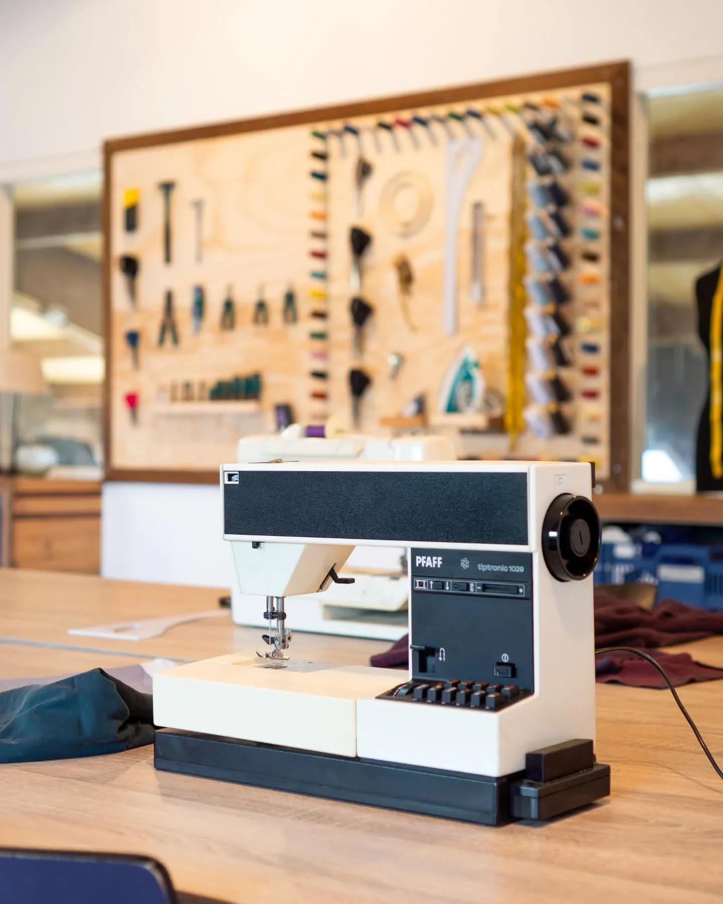 Op 21 maart opent @up_utrecht feestelijk tijdens de @week.vd.circulaire.economie. Ik ben erbij! Kom langs voor visible mending of fabricart, zie ik je daar?⁠
Up is een maakplaats en mijn nieuwe buur op @hofvancartesius en voor hun verzorg ik diverse 