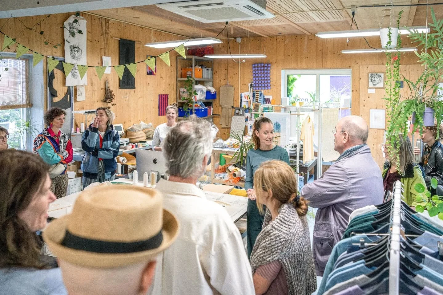 Zaterdag 21 maart van 12.30 tot 17.00 openen we de studio deuren op @hofvancartesius tijdens @week.vd.circulaire.economie ⁠
Kom langs, kijk achter de schermen en ontdek het verhaal achter mijn duurzame mode.⁠
⁠
Er is die dag van alles te doen: worksh