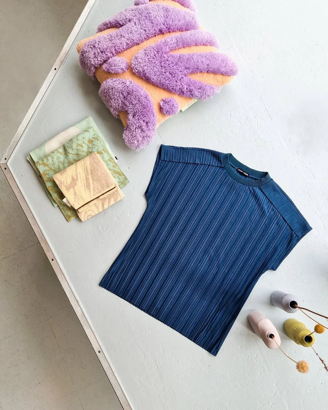 Deze top is gemaakt van een deadstock jersey pliss&eacute; stof, met een boord van de knipresten van onze petrol sweater. ♻️⁠
Duurzame mode, gemaakt in Utrecht.⁠
Te vinden bij @puhashop!⁠
⁠
⁠
⁠
#sustainablefashion #slowfashion #circularfashion #duurz