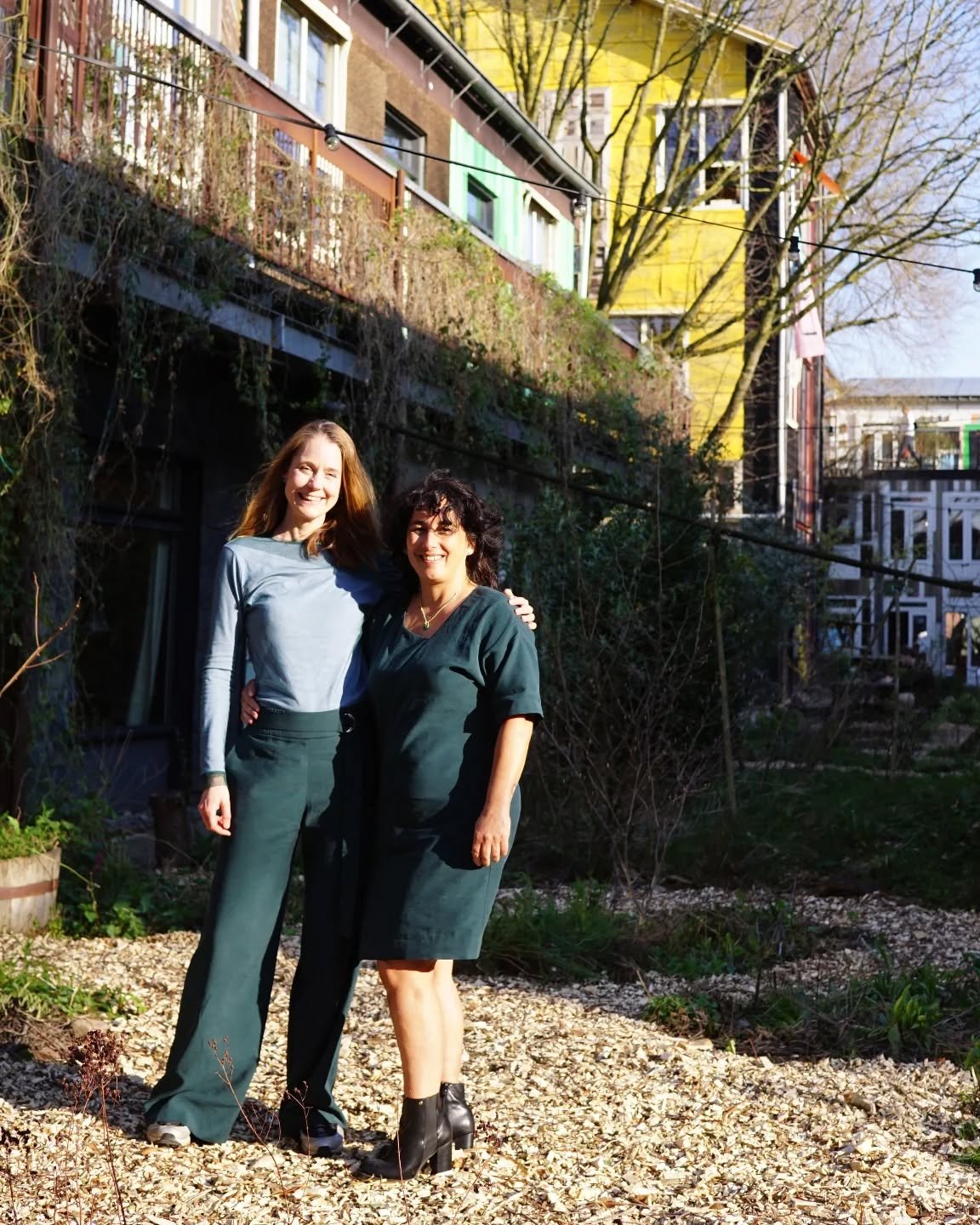 Als opening van de Week van de Circulaire Economie bracht koningin M&aacute;xima onder andere een bezoek aan @hofvancartesius. @biancaenst een van de oprichters van het Hof, leidde haar rond in een customized jurk uit mijn collectie. En ik? Ook in he