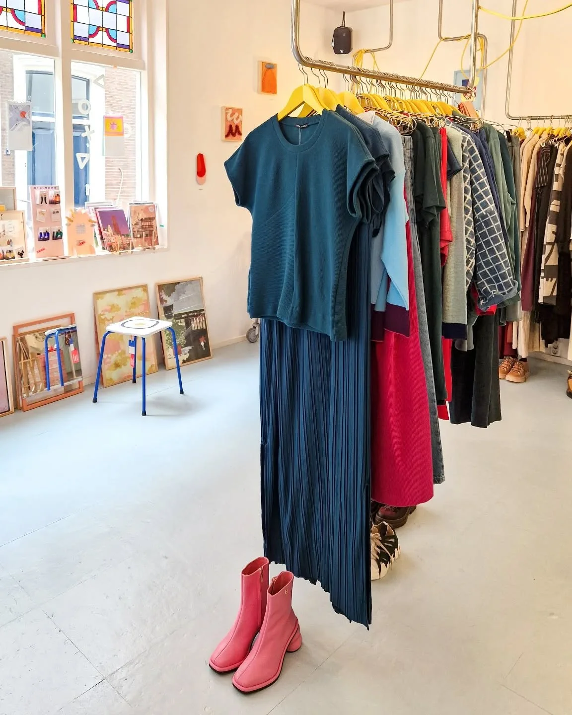 Al jaren vind je mijn label bij @puhashop,een verkoopplek waar ik met veel plezier deel van uitmaak. 🌿 Meer dan 60 lokale en onafhankelijke ontwerpers onder &eacute;&eacute;n dak, van kleding tot sieraden en kunst. ⁠
Een plek die er echt toe doet!⁠
