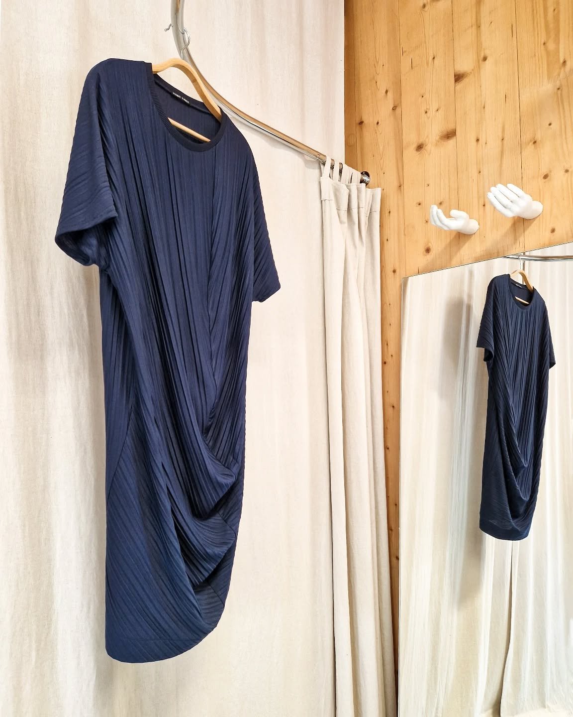 Custom made &amp; Customized⁠
Of je nu iets unieks zoekt voor een bruiloft, festival of ander moment, of een stuk uit de collectie wilt in een andere stof of kleur. ⁠
Ik maken het graag voor je. 🌿✨⁠
Bezoek mijn atelier bij @hofvancartesius in Utrech