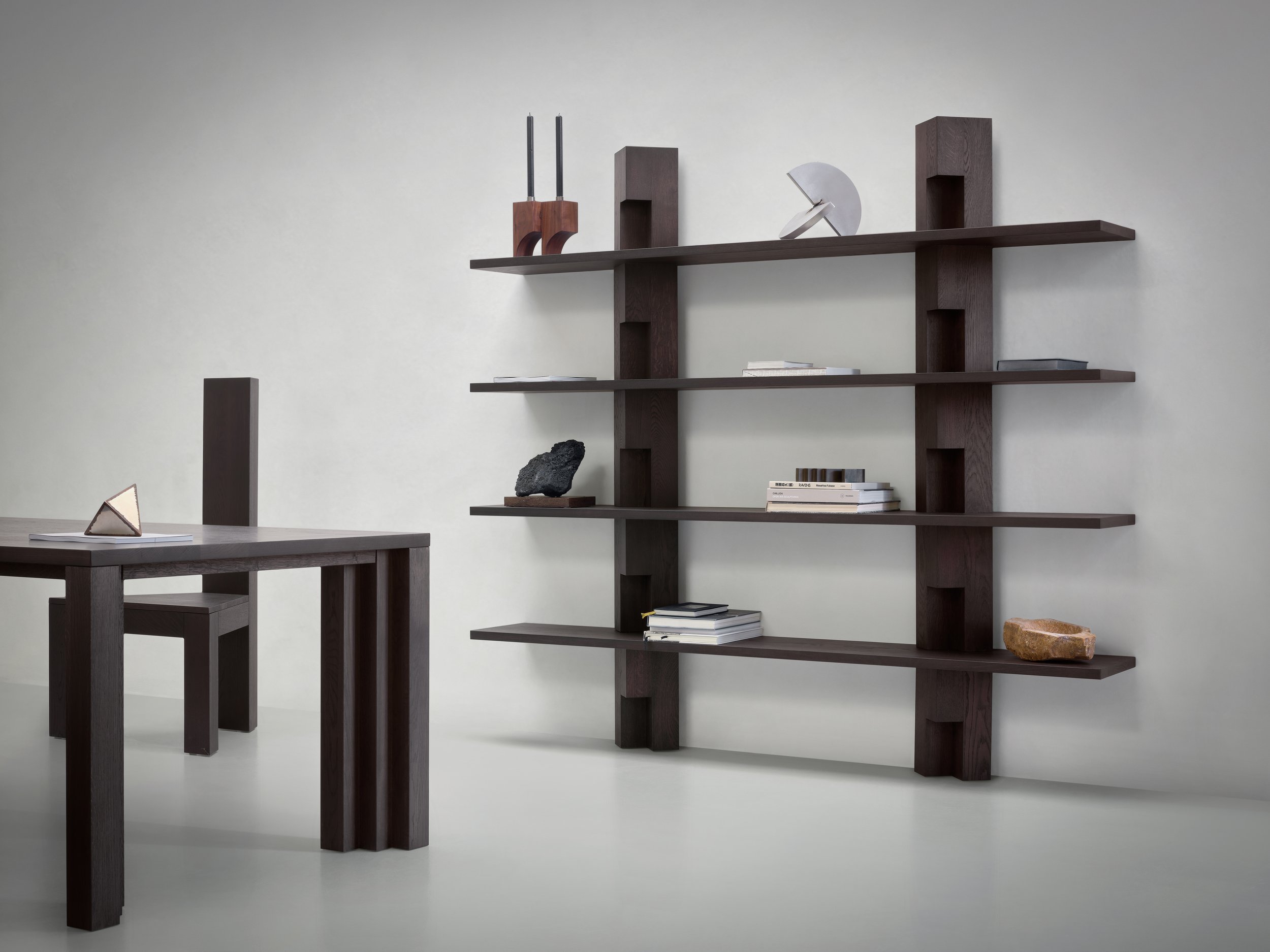 Mokko - Cadence Table, Trigon Chair, Galea Bibliothèque - Setting 2024 - Jeroen van der Wielen.jpg