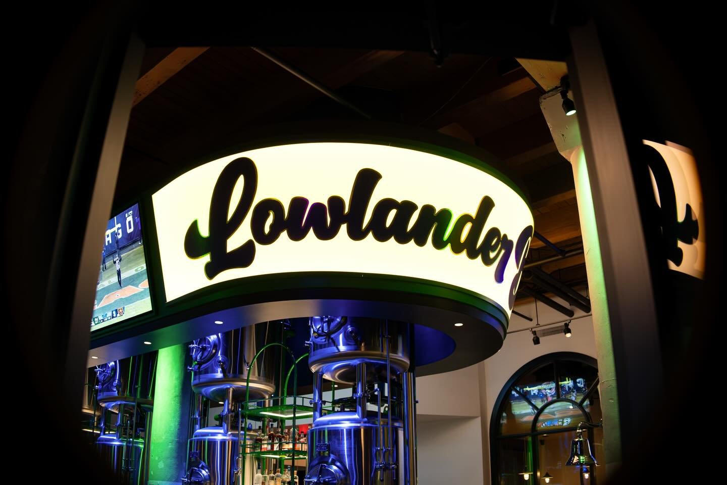 Silver leaf + warm illumination = the perfect pairing for Pioneer Square&rsquo;s newest tank bar 🍻💡

Located at the corner of King Street and Occidental Avenue, the project occupies the former home of FX McRory&rsquo;s, one of North America&rsquo;s