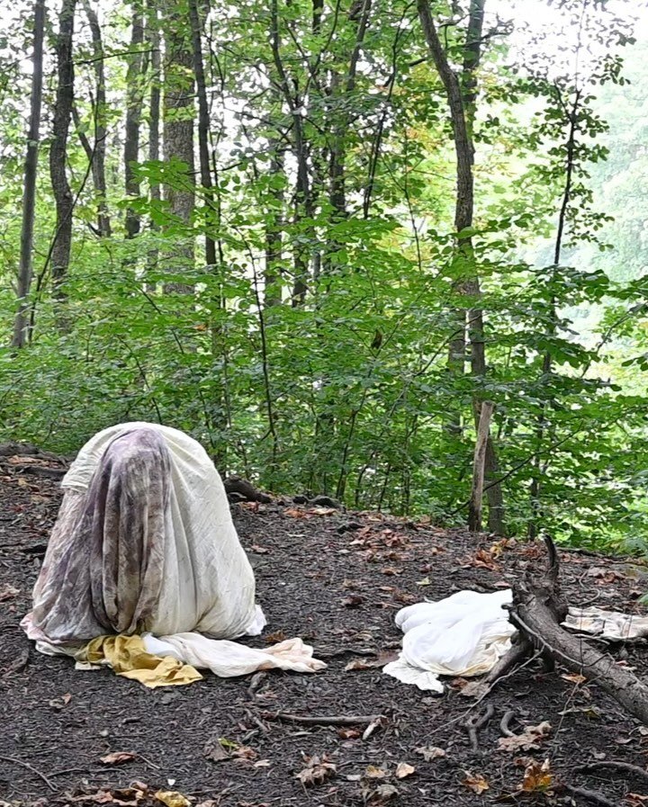 Dag 47; &laquo;Et rom uten d&oslash;r&raquo;
17 grader
Sted: Engelske park, Sk&oslash;yen

Av og til trenger jeg ikke &aring; dra s&aring; langt for &aring; f&aring; sl&aring;tt fra meg. Jeg pakker sammen de lyseste silkeremsene jeg har; de som kun h