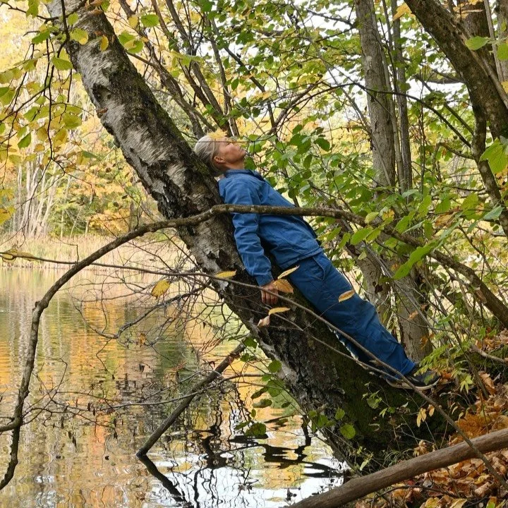 Dag 70; &laquo;Et rom uten d&oslash;r&raquo;
13. oktober 2025
12 grader
Sted: Hoffsbekken

Omr&aring;det jeg g&aring;r i er litt s&aring;nn midt i mellom ingenting og alt. Det er nedenfor Smestad-dammen, elvebredden til Hoffsbekken og midt mellom h&o