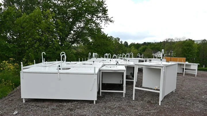 Dag 63; &laquo;Et rom uten d&oslash;r&raquo;
24.mai 2025 &ndash; del II
11 grader
Sted: Ring3 ved Universitetet i Oslo; Domus Medica
 

OK. Jeg m&aring;tte tilbake hit til Ring 3. For p&aring; vei hjem fra rapsenga kom jeg over disse underlige malpla