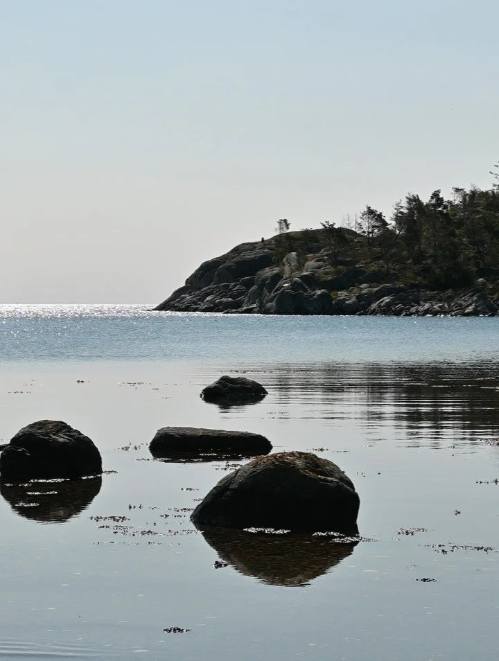 Dag 64; &laquo;Et rom uten d&oslash;r&raquo;
11.juni 2025
20 grader
Sted: Just&oslash;ya

Egentlig vet jeg jo at &aring; ta med kontorjobb p&aring; hytta er en d&aring;rlig kombo. Samtidig var det hva som var mulig denne gangen. Alternativet var &ari