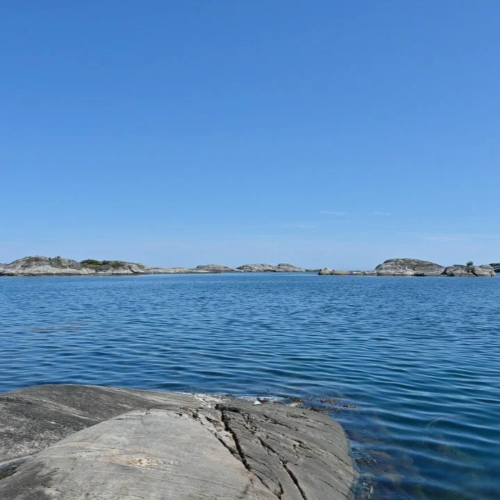 Dag 65; &laquo;Et rom uten d&oslash;r&raquo;
12. juli 2025
28 grader
Sted: Just&oslash;ya

Da jeg var liten var det noe eksotisk og nesten ulovlig ved &aring; bade med kl&aelig;rne p&aring;. Det kan ogs&aring; ha noe &aring; gj&oslash;re med at jeg v