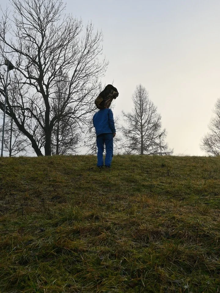 Dag 73; &laquo;Et rom uten d&oslash;r&raquo;
17. desember 2025
13 grader (!!)
Sted: &Oslash;vre Silkestr&aring;, Oslo

Har leken blitt mindre verdt? Som voksen, rundt meg og kanskje i det siste opplever jeg at leken blir borte i kunsten. Jeg vet det 