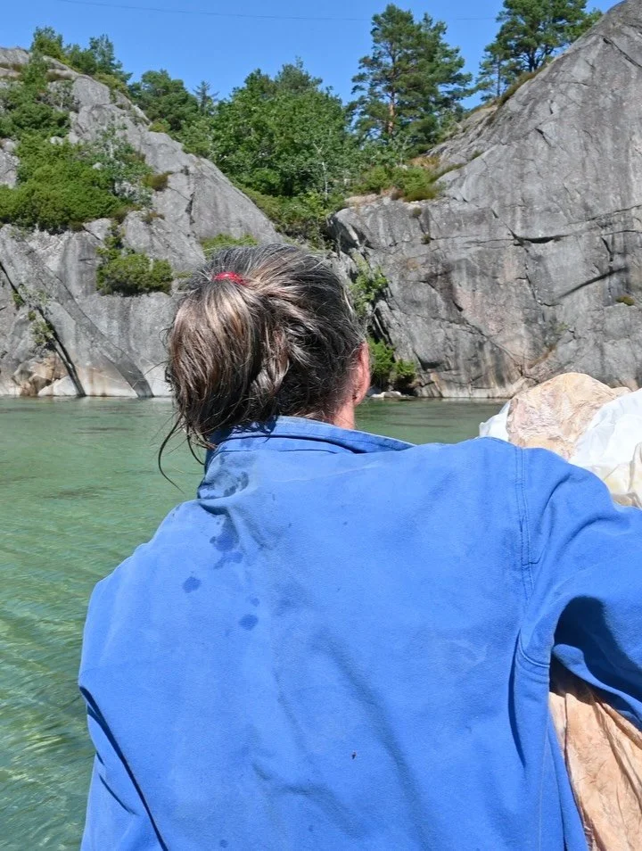 Dag 66; &laquo;Et rom uten d&oslash;r&raquo;
30.juli 2025
22 grader
Sted: Just&oslash;ya

Jeg vet ikke hvor mange bilder jeg har av dette sundet. Skjellsanden, b&oslash;lgene, refleksen fra solen og alt livet som er under havoverflaten. D&oslash;ttes