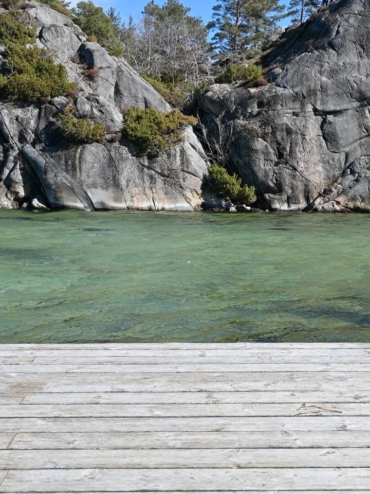 Dag 76; &laquo;Et rom uten d&oslash;r&raquo;
4.april 2026; 8 grader
Sted: D&oslash;ttesund, Just&oslash;ya

I mer enn ett &aring;r har jeg planlagt &aring; reise p&aring; kunstnerresidens til Eva Bakkeslett p&aring; Engel&oslash;ya. Jeg liker ikke &a