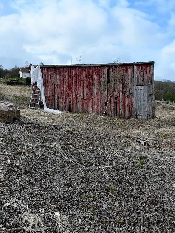 Dag 80; &laquo;Et rom uten d&oslash;r&raquo;
27.april 2026
Sted: Steigen
 
Naustet igjen. Kj&oslash;ligere i dag, men det frister likevel. Det er ogs&aring; en omtanke for det skeive og forfalne. En blanding av vakkert, slitt og skakt. Det skjermer f