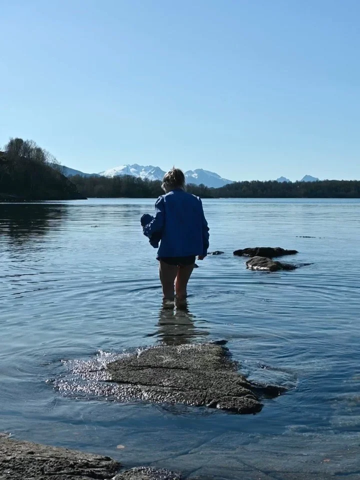 Dag 81; &laquo;Et rom uten d&oslash;r&raquo;
18.april
11 grader
Sted: Steigen Kommune

Vannet er ubeskrivelig klart, og jeg skj&oslash;nner fort at jeg m&aring; ta av meg buksa hvis den ikke skal bli v&aring;t. Jeg blir jo v&aring;t uansett. Selv om 